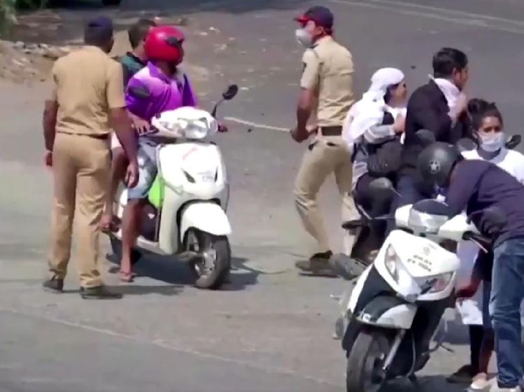 Sadis atau Tegas? Polisi India Pukuli Pemotor di Jalan Saat Lockdown