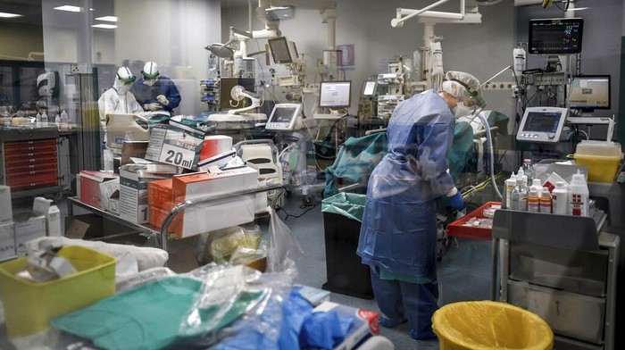 Otoritas Italia melaporkan angka kematian harian yang tertinggi karena virus corona sejak pandemi COVID-19 terjadi di negeri Eropa itu.