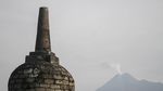Penampakan Erupsi Gunung Merapi dari Candi Plaosan