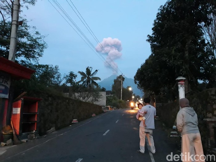 Gunung Merapi erupsi dilihat dari Boyolali, Sabtu (28/3/2020).