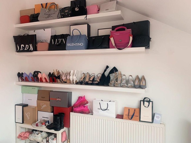 Inilah koleksi barang-barang branded Apollonia. Wanita yang berprofes sebagai model itu memiliki tas mulai dari Chanel, Valentino hingga Gucci. Foto: dok. Instagram