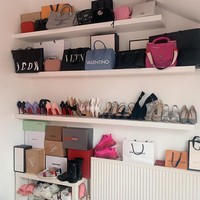 Inilah koleksi barang-barang branded Apollonia. Wanita yang berprofes sebagai model itu memiliki tas mulai dari Chanel, Valentino hingga Gucci. Foto: dok. Instagram