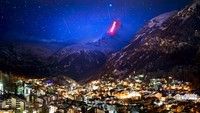 Seniman cahaya Swiss Gerry Hofstetter mengirim pesan solidaritas kepada mereka yang terinfeksi virus korona (covid-19) di resor Pegunungan Zermatt, Swiss (AP/Valentin Flauraud)
