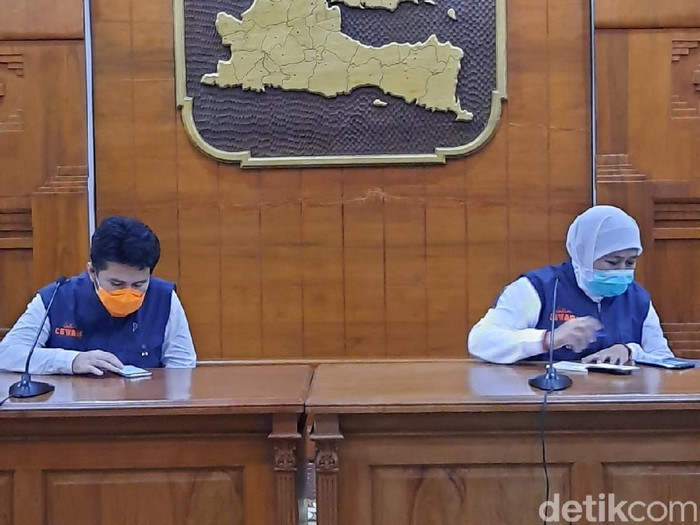 Gubernur Jawa Timur Khofifah Indar Parawansa menyampaikan ada 11 orang tambahan yang dinyatakan positif corona. Total, ada 77 pasien positif corona di Jatim.