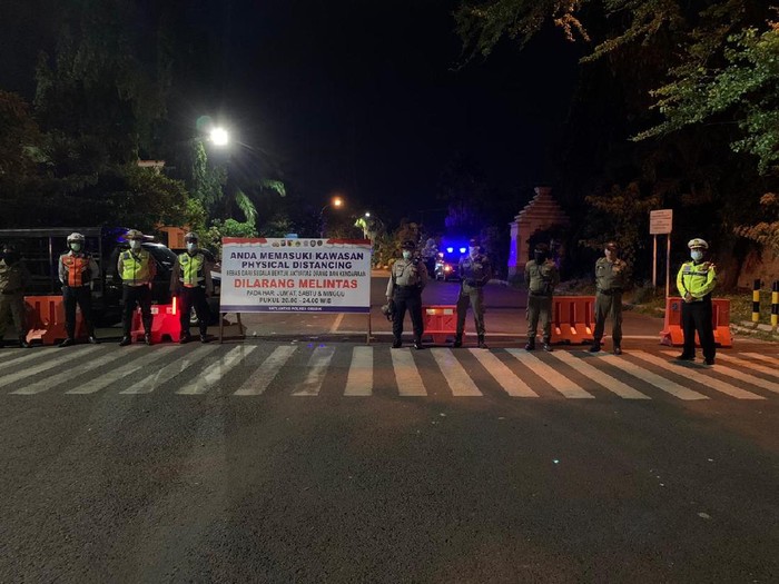 Ruas Jalan Siti Fatimah binti Maimun di Gresik resmi ditutup. Penutupan ini merupakan upaya penerapan kawasan physical distancing di Kota Pudak.