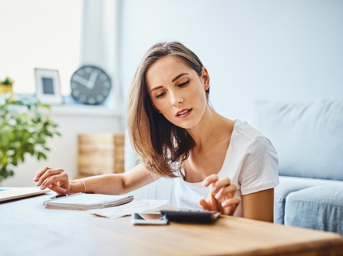Ilustrasi menghitung uang Businesswoman using Tablet