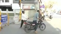 Banyak foto dan video aksi pemukulan polisi ini di media sosial (Twitter: @shawn_reynolds)