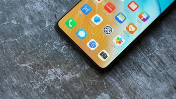 Ponsel ini tidak mengusung tepian melengkung yang dimiliki P40 Pro+. Foto: Sina Mobile