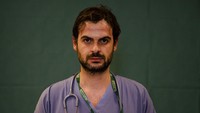 Masih mengalungkan stetoskop, seorang ahli onkologi yakni Alessandro DAveni,33, yang bekerja di unit perawatan sub-intensif COVID RS Humanitas Gavazzeni, Bergamo, berpose di depan kamera. AP Photo/Luca Bruno.