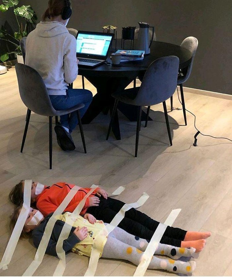 Kelakuan anak saat berada di rumah ketika work from home (WFH) kadang suka bikin pusing kepala. Berikut curhatan para netizen di dunia.