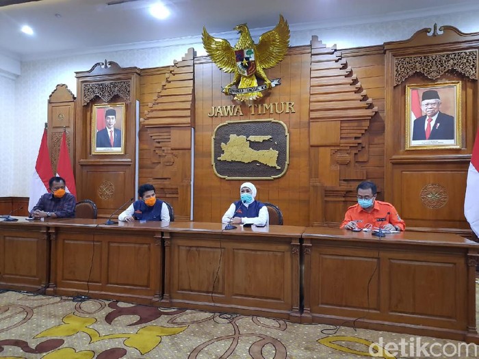 Gubernur Jawa Timur Khofifah Indar Parawansa mengupdate jumlah kasus corona di Jatim. Hingga pukul 17.00 WIB, ada 4.568 ODP, 307 PDP dan 77 orang positif corona.