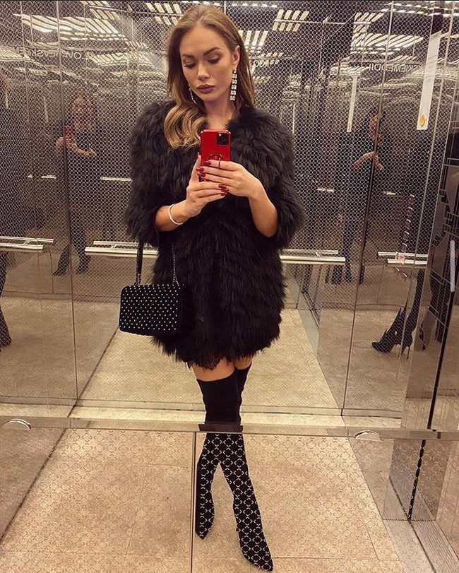  Bintang TV asal Rusia ini terlihat berjalan menuruni tangga dengan hanya mengenakan tisu toilet untuk menutupi sebagian tubuhnya. Postingan yang telah disukai 61 ribu lebih itu pun memperlihatkan Yana membawa tas plastik dan mengenakan sepatu krem. Foto: Instagram