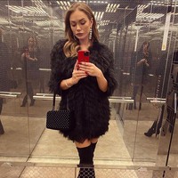  Bintang TV asal Rusia ini terlihat berjalan menuruni tangga dengan hanya mengenakan tisu toilet untuk menutupi sebagian tubuhnya. Postingan yang telah disukai 61 ribu lebih itu pun memperlihatkan Yana membawa tas plastik dan mengenakan sepatu krem. Foto: Instagram