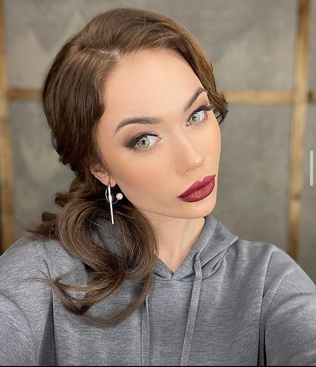 Menurut laporan media lokal seperti dilansir Daily Star, hubungan asmaranya berakhir karena sang mantan pacar bosan melihat Yana mendapatkan banyak perhatian dari para pria. Foto: Instagram