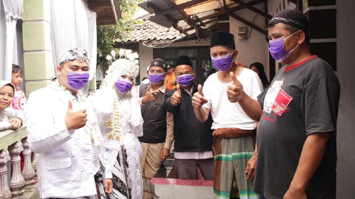 Pengantin Asal Bogor Bagikan Masker