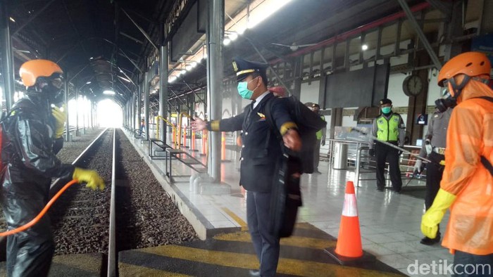 Polisi memeriksa pemudik yang baru tiba di Stasiun Tawang, Semarang, Sabtu (28/3/2020).