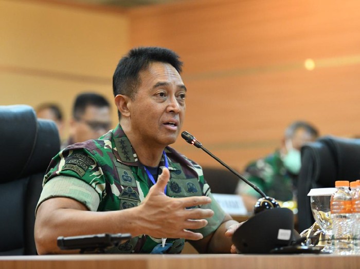 Kepala Staf Angkatan Darat (KSAD) Jenderal TNI Andika Perkasa menggelar video konferensi dengan pejabat RSPAD Gatot Soebroto di Mabes TNI AD. Dalam video konferensinya, KSAD Jenderal Andika memastikan kesiapan jajaran RSPAD Gatot Soebroto di tengah wabah Covid 19.