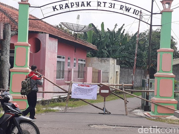 Penutupan akses masuk Kampung Krapyak, Sragen, Sabtu (28/3/2020).