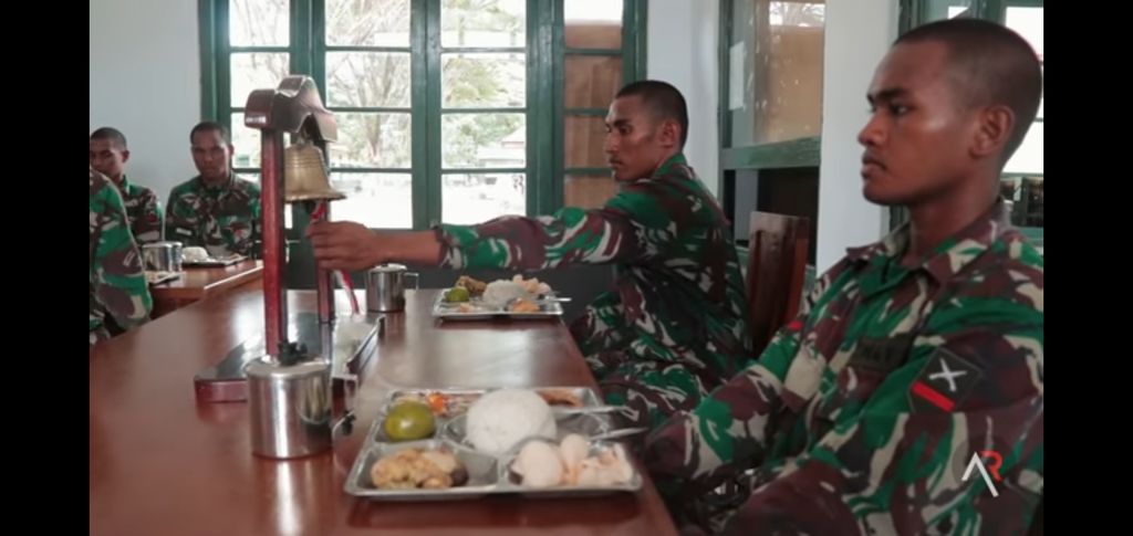 Super Disiplin! Seperti Ini Cara Makan Prajurit TNI 