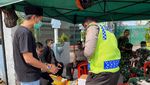 DMI Salurkan Bantuan Logistik untuk Jemaah di Masjid Jakbar