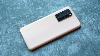 Bodi belakangnya mengusung material keramik. Foto: Sina Mobile