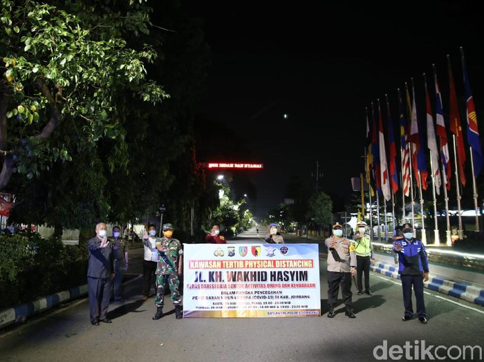 Selain membubarkan kerumunan warga yang nongkrong di warkop dan kafe, Polres Jombang juga menutup jalan protokol. Penutupan jalan utama di pusat kota itu untuk menekan mobilitas masyarakat agar terhindar dari virus corona.