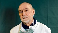 Di Rumah Sakit Sipil Brescia Spedali, Brescia, ada Direktur unit Perawatan Intensif Gabriele Tomasoni, 65. Ia mengatakan beberapa pasien merupakan orang-orang lanjut usia yang sangat membutuhkan kedekatan dan kelembutan. AP Photo/Luca Bruno.