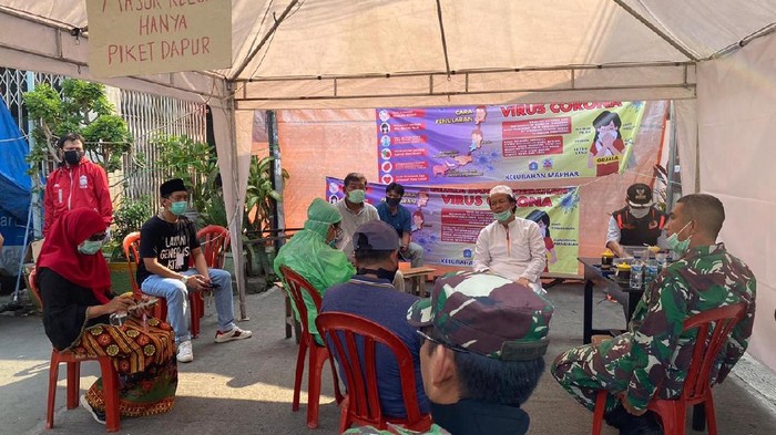 Dewan Masjid Indonesia (DMI) datang dengan menyalurkan bantuan logistik kepada 150 jemaah berstatus ODP yang diisolasi di sebuah masjid di Tamansari.