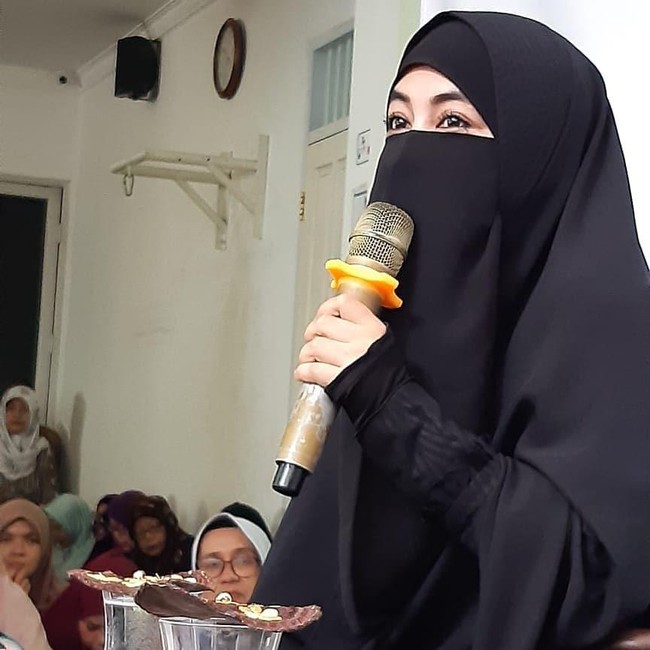 Ummi Pipik soal Heboh Video Menikah dengan Ustaz Maulana: Hoax!