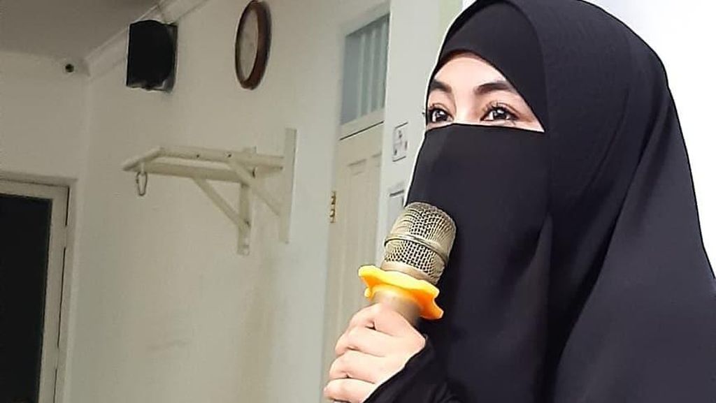 Ummi Pipik soal Heboh Video Menikah dengan Ustaz Maulana: Hoax!