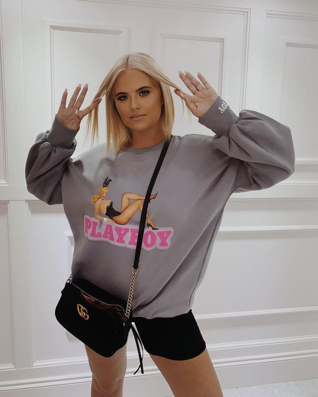 Fashion influencer Apollonia Llewellyn sangat tergila-gila dengan tas branded. Wanita asal Inggris itu bahkan mengaku lebih penting beli tas dibanding rumah. Foto: dok. Instagram