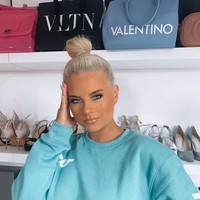 Aku punya koleksi tas bernilai ribuan poundsterling, dan itu lebih penting dibanding membeli rumah. Koleksi-koleksi tersebut dapat meningkatkan gengsiku dan tidak ada orang yang boleh menyentuhnya, ucap wanita yang juga model Page 3 itu, seperti dikutip The Sun. Foto: dok. Instagram