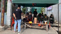 Selama masa isolasi 14 hari, 150 orang itu akan disuplai makanan oleh Dinas Sosial. Pihak kelurahan juga meminta bantuan aparat TNI-Polri untuk menjaga lokasi tersebut.