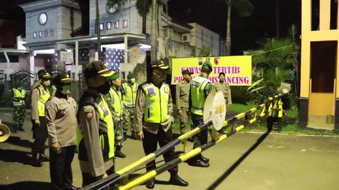 Upaya pencegahan penyebaran virus corona di Tuban terus digelorakan. Kini aparat gabungan TNI dan Polri memberlakukan Physical distancing.