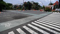 Polisi berjaga di tengah jalan Darmo.