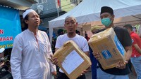 Bantuan itu disalurkan di posko yang dibangun di dekat masjid. Dia mengatakan akses menuju masjid tersebut ditutup untuk menghindari penularan Corona (COVID-19).