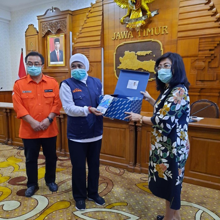Gubernur Khofifah Serahkan Bantuan 2.600 Reagen PCR