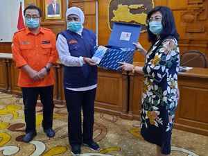 Gubernur Serahkan 2.600 Reagen PCR Alat Pendeteksi Virus Corona ke Unair