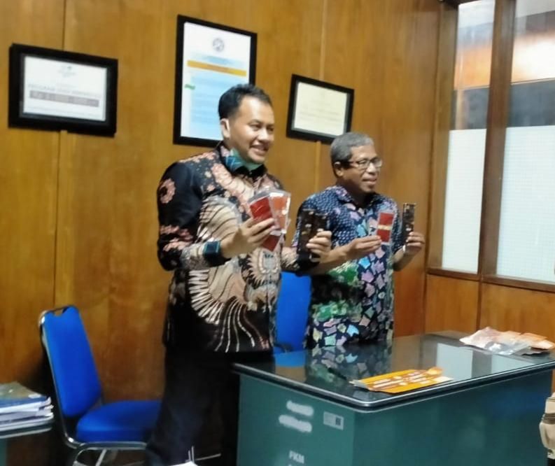 Dua peneliti senior dari Fakultas Kesehatan Masyarakat (FKM) Unair Surabaya, Abdul Rahim Tualeka dan M Mufti Mubarok mengaku telah menemukan suplemen antivirus corona. Suplemen yang diberi nama Nitrico tersebut diyakini mampu meningkatkan kekebalan tubuh saat virus masuk.