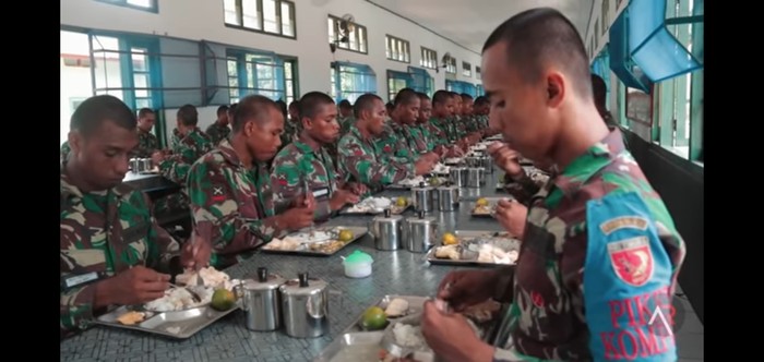 tentara makan tentara makan