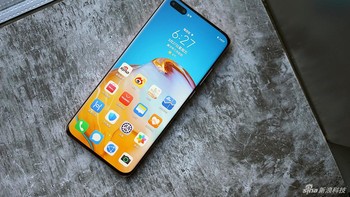 Huawei P40 Pro Plus mengusung panel OLED berukuran 6,58 inch dengan refresh rate 90Hz. Foto: Sina Mobile