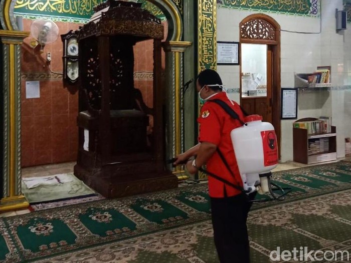 Kader PDIP Surabaya semprot disinfektan