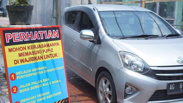 Kreatif, Warga Tulungagung Bikin Gerbang Disinfektan Mobil untuk Tangkal Corona