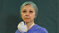Selanjutnya ada seorang perawat dari unit perawatan intensif Michela Pagati, 48, yang berpose di Rumah Sakit Sipil Brescia Spedali, di Brescia, Italia. AP Photo/Luca Bruno.