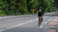 Warga melintas di Jalan Tunjungan yang ditutup, di Surabaya, Jawa Timur.