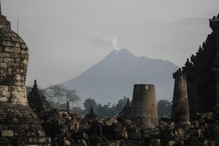 Asap solfatara keluar dari puncak Gunung Merapi usai erupsi terlihat dari Candi Pralosan, Prambanan, Klaten, Jawa Tengah, Sabtu (28/3/2020). Gunung merapi erupsi pada tanggal (27/2/2020) pukul 10:56 WIB tinggi kolom 5.000 meter dan 21:46 WIB tinggi kolom 1.000 serta tanggal (28/3/2020) pukul 05:21 WIB tinggi kolom 2.000 meter, status waspada (level II). ANTARA FOTO/Hendra Nurdiyansyah/ama.