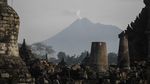Penampakan Erupsi Gunung Merapi dari Candi Plaosan