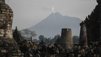 Asap solfatara keluar dari puncak Gunung Merapi usai erupsi terlihat dari Candi Plaosan, Prambanan, Klaten, Jawa Tengah, Sabtu (28/3/2020).