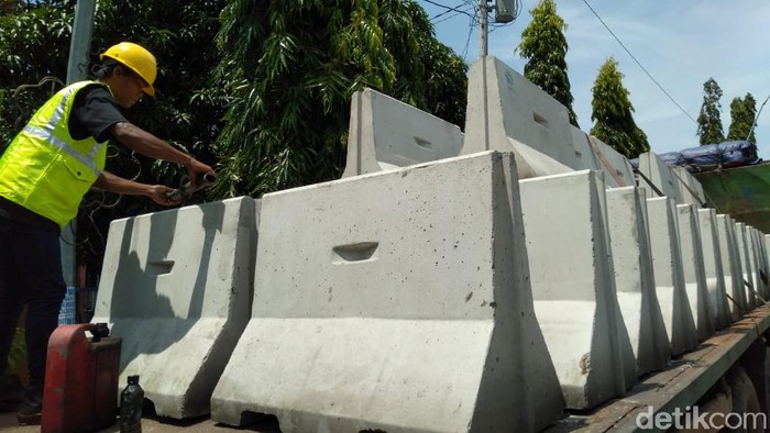 Dua hari menjelang local lockdown di Kota Tegal, MBC beton mulai datang dan siap dipasang. Beton tersebut akan digunakan untuk memblokir jalan akses masuk ke Kota Tegal.