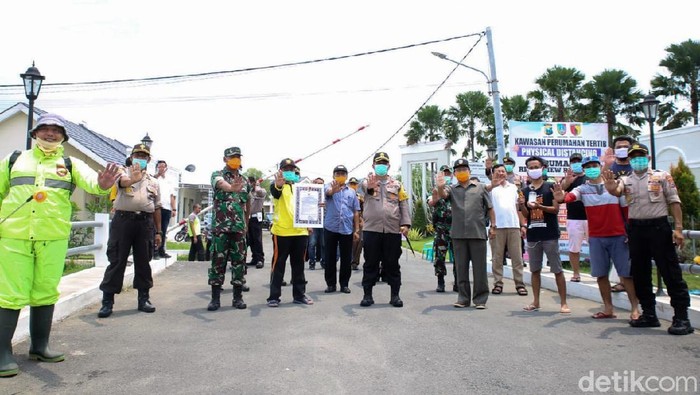 Polres Jombang bersama pemerintah setempat membuat kawasan tertib physical distancing untuk memutus rantai penyebaran virus corona. Kawasan ini diharapkan jadi contoh bagi warga Kota Santri.